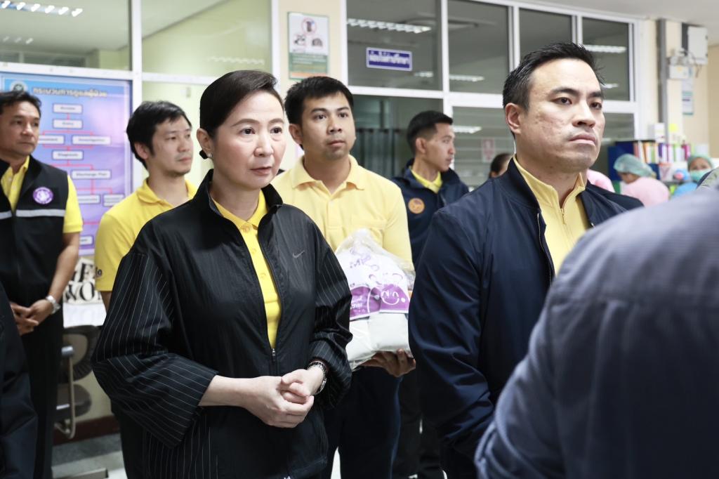 “รมว.เอกนัฏ“ พร้อม ”อธิบดีณัฏฐิญา“ ลงพื้นที่ จ.ศรีสะเกษ เยี่ยมและให้กำลังใจผู้ได้รับบาดเจ็บฯ เตรียมการส่งเสริมอาชีพ ต่อยอดทักษะที่จำเป็นต่อการประกอบธุรกิจ พร้อมมอบถุงยังชีพให้ประชาชนผ และส่งกำลังใจให้ทีมแพทย์และพยาบาลในพื้นที่