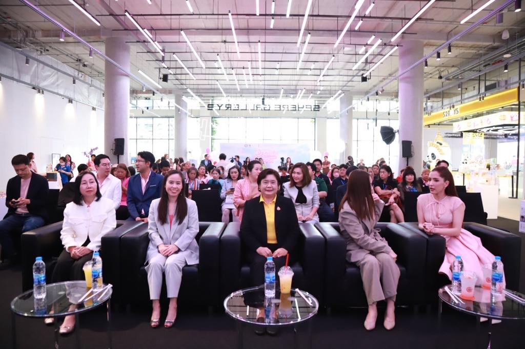 “รองอธิบดีดวงดาว” ร่วมแสดงความยินดี มอบวุฒิบัตรและโล่รางวัล บุคลากรอุตสาหกรรมความงามของไทย ที่ผ่านการ Upskill ให้สามารถผลิตสินค้าที่สร้างสรรค์ เข้าสู่การแข่งขันในระดับสากล สอดรับนโยบาย รมว.เอกนัฏ