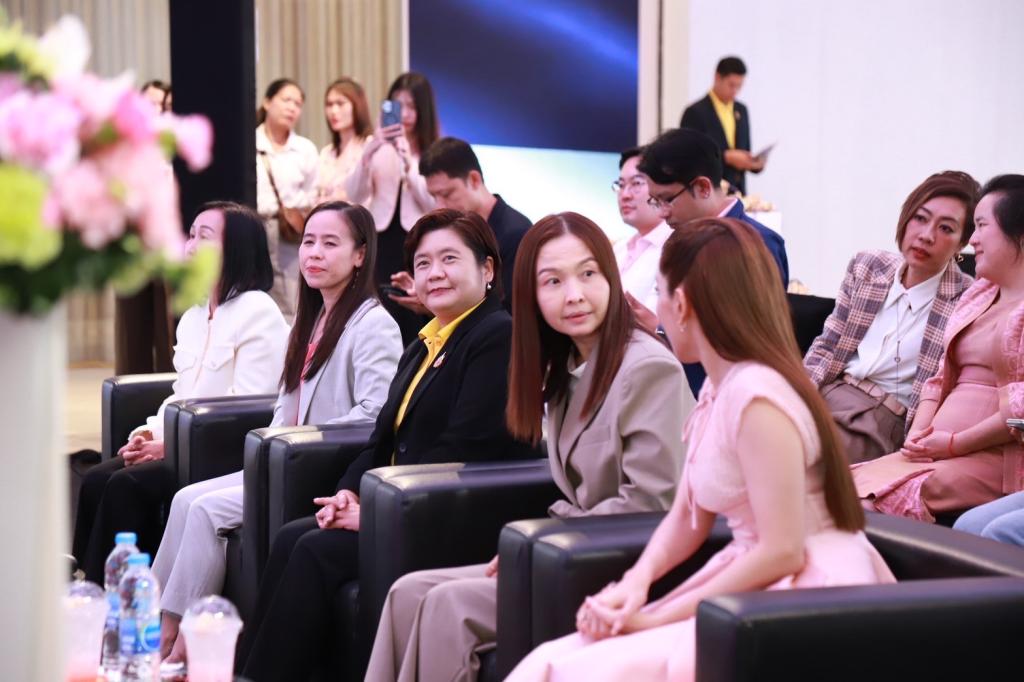 “รองอธิบดีดวงดาว” ร่วมแสดงความยินดี มอบวุฒิบัตรและโล่รางวัล บุคลากรอุตสาหกรรมความงามของไทย ที่ผ่านการ Upskill ให้สามารถผลิตสินค้าที่สร้างสรรค์ เข้าสู่การแข่งขันในระดับสากล สอดรับนโยบาย รมว.เอกนัฏ