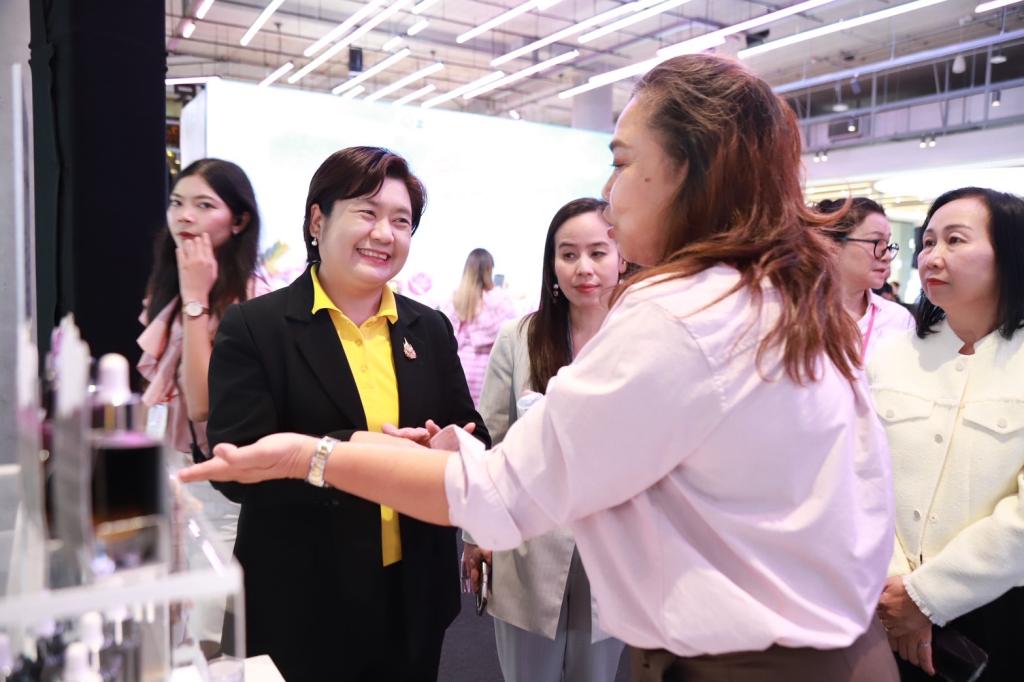 “รองอธิบดีดวงดาว” ร่วมแสดงความยินดี มอบวุฒิบัตรและโล่รางวัล บุคลากรอุตสาหกรรมความงามของไทย ที่ผ่านการ Upskill ให้สามารถผลิตสินค้าที่สร้างสรรค์ เข้าสู่การแข่งขันในระดับสากล สอดรับนโยบาย รมว.เอกนัฏ