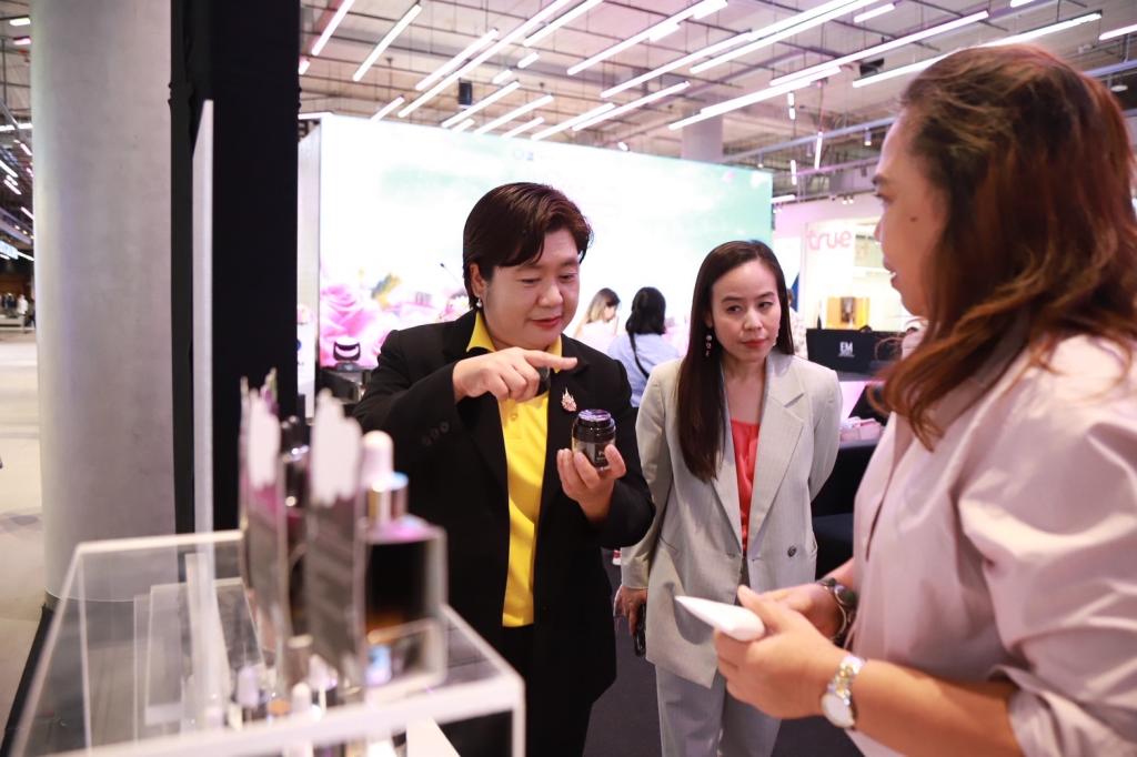 “รองอธิบดีดวงดาว” ร่วมแสดงความยินดี มอบวุฒิบัตรและโล่รางวัล บุคลากรอุตสาหกรรมความงามของไทย ที่ผ่านการ Upskill ให้สามารถผลิตสินค้าที่สร้างสรรค์ เข้าสู่การแข่งขันในระดับสากล สอดรับนโยบาย รมว.เอกนัฏ