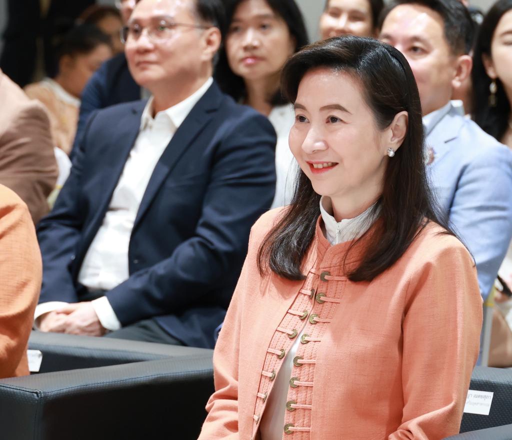 “ดีพร้อม” เดินหน้านโยบาย “รมว.เอกนัฏ” มอบ “รองสุรพล” ผลักดันรางวัล DIPROM Soft Power Beyond Border ขับเคลื่อนซอฟต์พาวเวอร์ หนุนแฟชั่นไทยใช้ภูมิปัญญาท้องถิ่น สร้างอัตลักษณ์ เสริมแกร่งเอสเอ็มอีสู่เวทีโลก ดันเศรษฐกิจโตกว่า 20 ล้านบาท