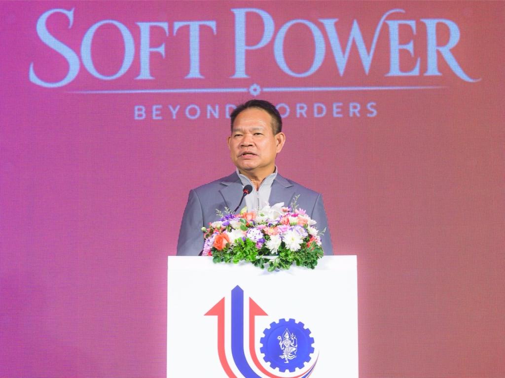“ดีพร้อม” เดินหน้านโยบาย “รมว.เอกนัฏ” มอบ “รองสุรพล” ผลักดันรางวัล DIPROM Soft Power Beyond Border ขับเคลื่อนซอฟต์พาวเวอร์ หนุนแฟชั่นไทยใช้ภูมิปัญญาท้องถิ่น สร้างอัตลักษณ์ เสริมแกร่งเอสเอ็มอีสู่เวทีโลก ดันเศรษฐกิจโตกว่า 20 ล้านบาท