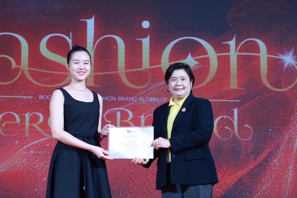 “รองอธิบดีดวงดาว” ร่วมยินดีกับ Hero Brand สาขาอุตฯ เสื้อผ้าเครื่องแต่งกาย พร้อมผลักดัน Soft Power อุตสาหกรรมแฟชั่นไทยก้าวไกลสู่ระดับโลก ตามนโยบาย รมว.เอกนัฏ