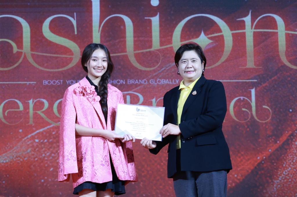 “รองอธิบดีดวงดาว” ร่วมยินดีกับ Hero Brand สาขาอุตฯ เสื้อผ้าเครื่องแต่งกาย พร้อมผลักดัน Soft Power อุตสาหกรรมแฟชั่นไทยก้าวไกลสู่ระดับโลก ตามนโยบาย รมว.เอกนัฏ