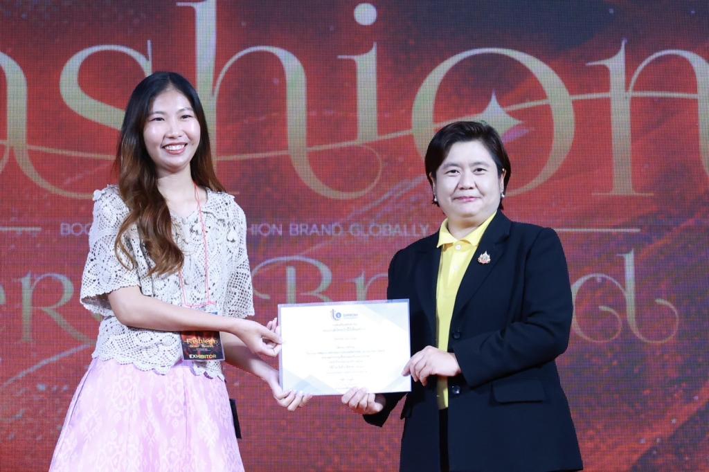 “รองอธิบดีดวงดาว” ร่วมยินดีกับ Hero Brand สาขาอุตฯ เสื้อผ้าเครื่องแต่งกาย พร้อมผลักดัน Soft Power อุตสาหกรรมแฟชั่นไทยก้าวไกลสู่ระดับโลก ตามนโยบาย รมว.เอกนัฏ