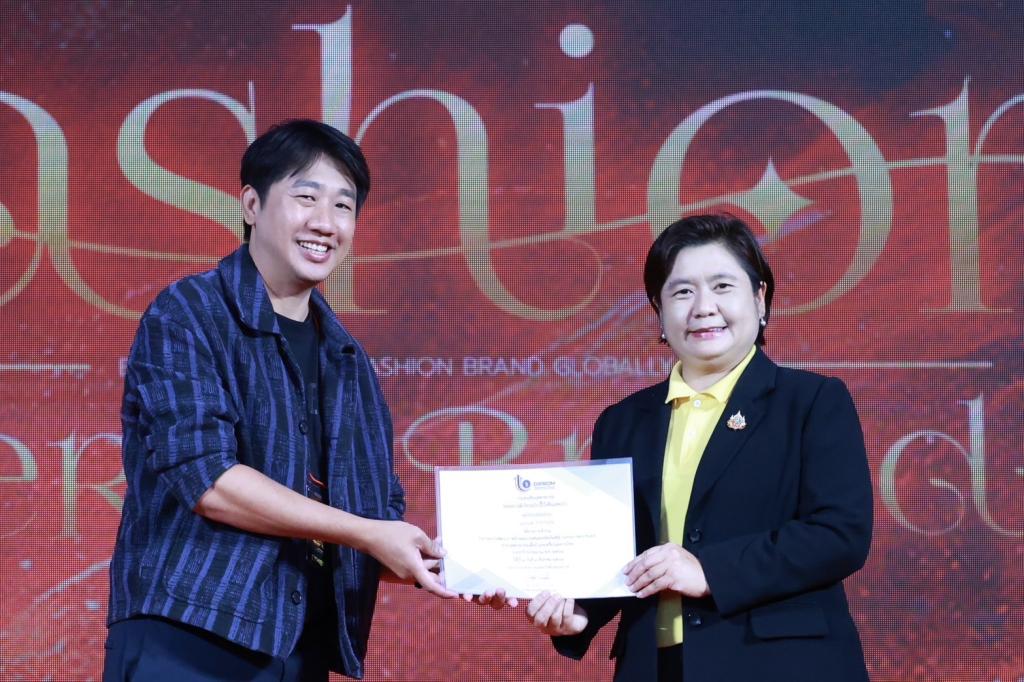 “รองอธิบดีดวงดาว” ร่วมยินดีกับ Hero Brand สาขาอุตฯ เสื้อผ้าเครื่องแต่งกาย พร้อมผลักดัน Soft Power อุตสาหกรรมแฟชั่นไทยก้าวไกลสู่ระดับโลก ตามนโยบาย รมว.เอกนัฏ