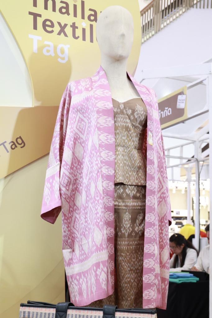 “ดีพร้อม” ผลักดัน "Thailand Textiles Tag" เพิ่มขีดความสามารถการแข่งขัน สร้างมาตรฐานความเป็นไทยสู่เวทีโลกอย่างยั่งยืน ดันมูลค่าทางเศรษฐกิจมากกว่า 50 ล้านบาท สอดรับนโยบาย รมว. เอกนัฎ