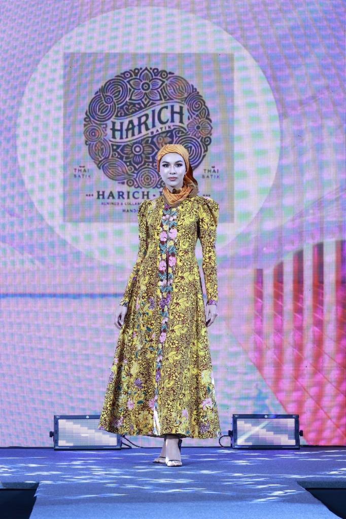 “ดีพร้อม” โชว์ 20 ต้นแบบ Premium หนุนพลังซอฟต์พาวเวอร์ ตามแนวทางคอมมูนิตี้ ของ ”อธิบดีณัฏฐิญา“ ผลักดันแฟชั่นมุสลิมไทยสู่สากล สอดรับนโยบาย รมว.เอกนัฏ คาดสร้างมูลค่ากว่า 70 ล้านบาท