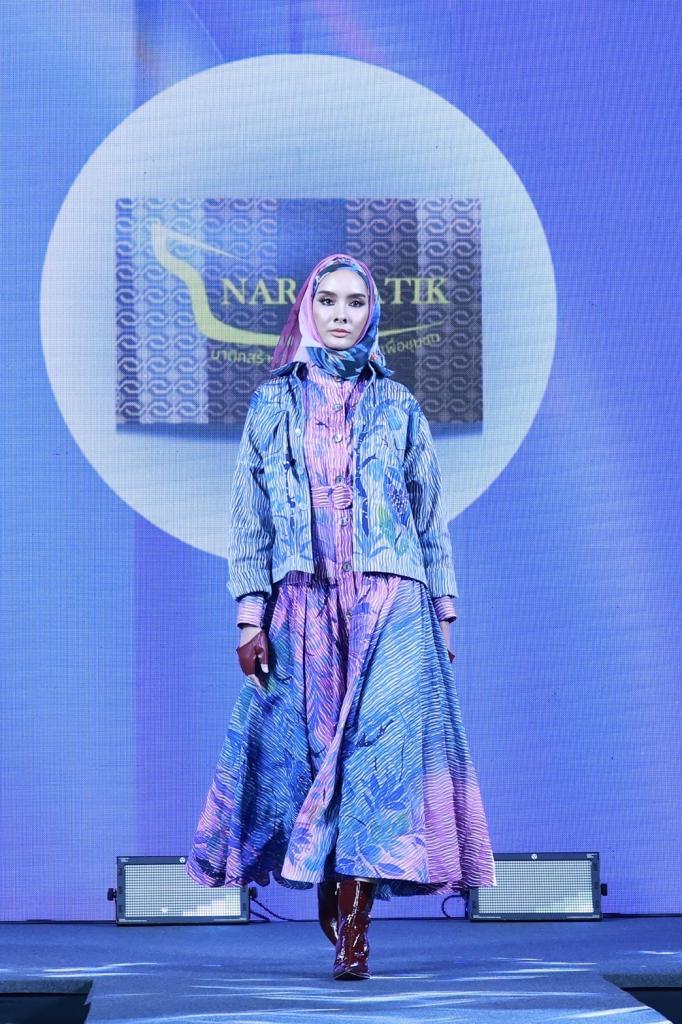 “ดีพร้อม” โชว์ 20 ต้นแบบ Premium หนุนพลังซอฟต์พาวเวอร์ ตามแนวทางคอมมูนิตี้ ของ ”อธิบดีณัฏฐิญา“ ผลักดันแฟชั่นมุสลิมไทยสู่สากล สอดรับนโยบาย รมว.เอกนัฏ คาดสร้างมูลค่ากว่า 70 ล้านบาท