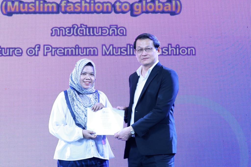 “ดีพร้อม” โชว์ 20 ต้นแบบ Premium หนุนพลังซอฟต์พาวเวอร์ ตามแนวทางคอมมูนิตี้ ของ ”อธิบดีณัฏฐิญา“ ผลักดันแฟชั่นมุสลิมไทยสู่สากล สอดรับนโยบาย รมว.เอกนัฏ คาดสร้างมูลค่ากว่า 70 ล้านบาท