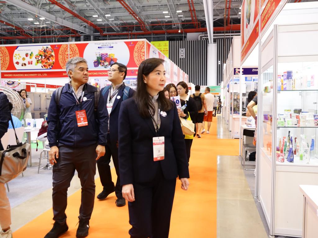 “ดีพร้อม” ร่วมชมนวัตกรรมเครื่องจักร บรรจุภัณฑ์ที่ทันสมัย ในงาน Vietfood & Beverage - Propack 2025 เพื่อใช้ต่อยอดบรรจุภัณฑ์ไทย ใช้ต่อยอดซอฟต์พาวเวอร์อาหาร ให้โตไกลสู่เวทีสากล ตามนโยบาย รมว.เอกนัฏ