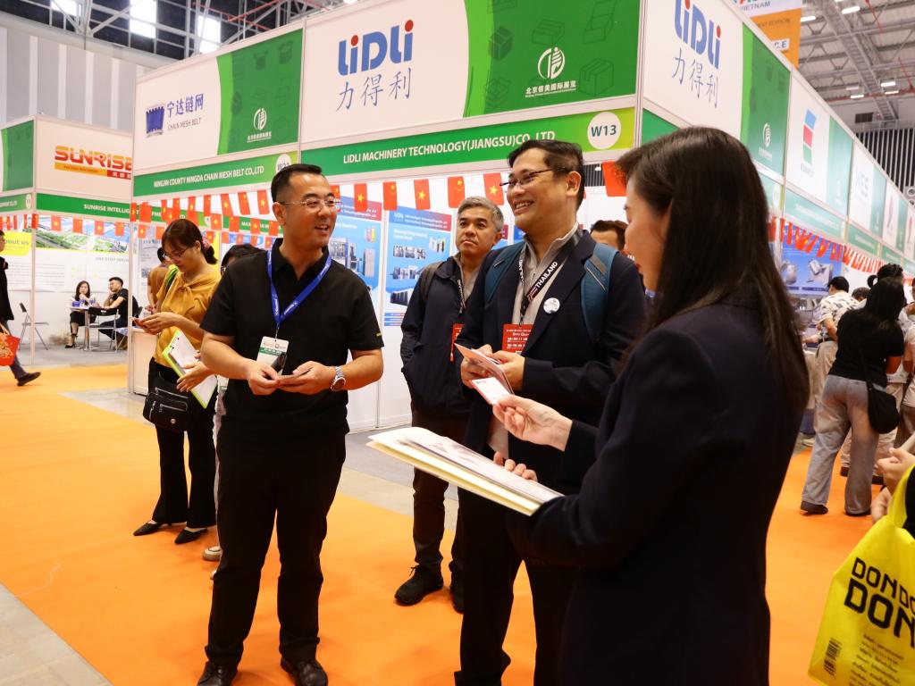 “ดีพร้อม” ร่วมชมนวัตกรรมเครื่องจักร บรรจุภัณฑ์ที่ทันสมัย ในงาน Vietfood & Beverage - Propack 2025 เพื่อใช้ต่อยอดบรรจุภัณฑ์ไทย ใช้ต่อยอดซอฟต์พาวเวอร์อาหาร ให้โตไกลสู่เวทีสากล ตามนโยบาย รมว.เอกนัฏ