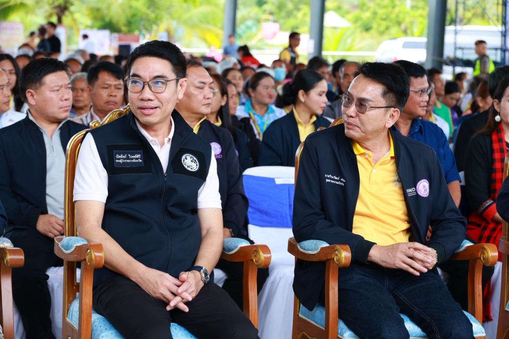 ”รัฐมนตรีเอกนัฏ“ ลงพื้นที่ชัยภูมิ มอบ “ดีพร้อม” สร้างอาชีพ เสริมรายได้ กระตุ้นเศรษฐกิจชุมชนเทพสถิต ภายใต้ DIPROM Community ให้ยั่งยืน