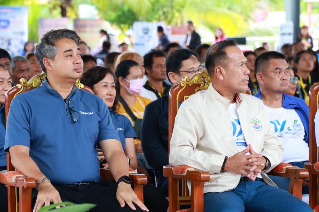 ”รัฐมนตรีเอกนัฏ“ ลงพื้นที่ชัยภูมิ มอบ “ดีพร้อม” สร้างอาชีพ เสริมรายได้ กระตุ้นเศรษฐกิจชุมชนเทพสถิต ภายใต้ DIPROM Community ให้ยั่งยืน