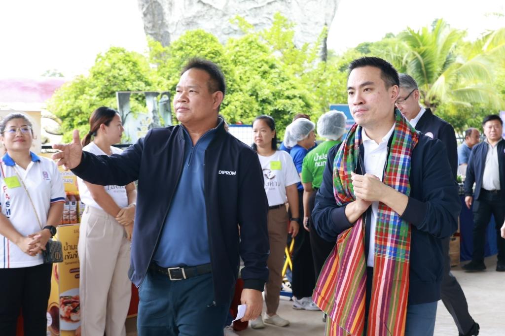 ”รัฐมนตรีเอกนัฏ“ ลงพื้นที่ชัยภูมิ มอบ “ดีพร้อม” สร้างอาชีพ เสริมรายได้ กระตุ้นเศรษฐกิจชุมชนเทพสถิต ภายใต้ DIPROM Community ให้ยั่งยืน