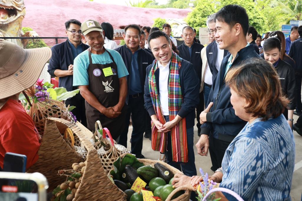 ”รัฐมนตรีเอกนัฏ“ ลงพื้นที่ชัยภูมิ มอบ “ดีพร้อม” สร้างอาชีพ เสริมรายได้ กระตุ้นเศรษฐกิจชุมชนเทพสถิต ภายใต้ DIPROM Community ให้ยั่งยืน