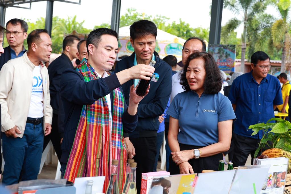 ”รัฐมนตรีเอกนัฏ“ ลงพื้นที่ชัยภูมิ มอบ “ดีพร้อม” สร้างอาชีพ เสริมรายได้ กระตุ้นเศรษฐกิจชุมชนเทพสถิต ภายใต้ DIPROM Community ให้ยั่งยืน