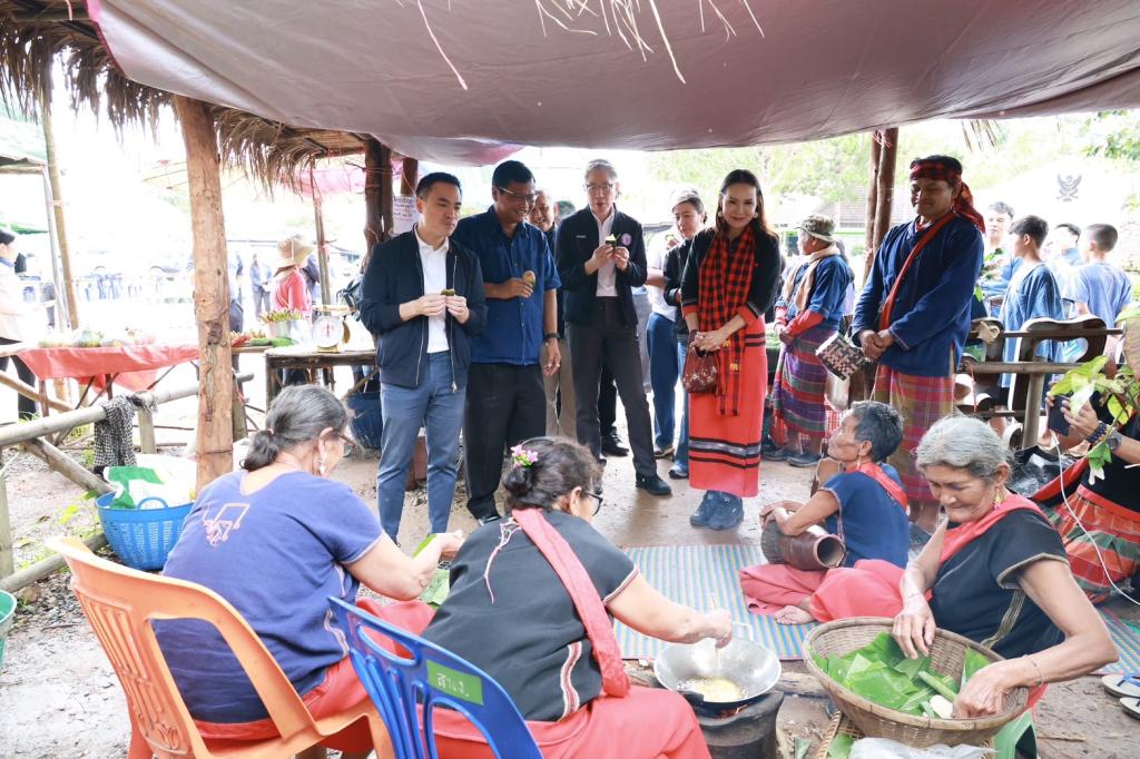 ”รัฐมนตรีเอกนัฏ“ ลงพื้นที่ชัยภูมิ มอบ “ดีพร้อม” สร้างอาชีพ เสริมรายได้ กระตุ้นเศรษฐกิจชุมชนเทพสถิต ภายใต้ DIPROM Community ให้ยั่งยืน