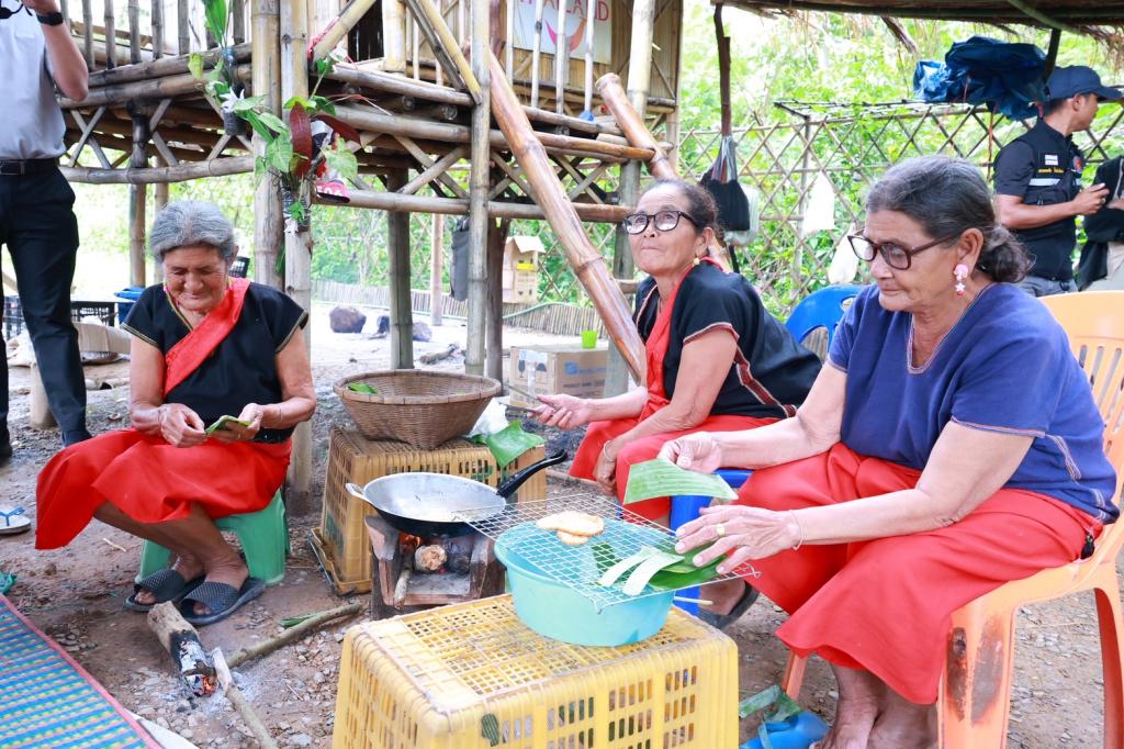 ”รัฐมนตรีเอกนัฏ“ ลงพื้นที่ชัยภูมิ มอบ “ดีพร้อม” สร้างอาชีพ เสริมรายได้ กระตุ้นเศรษฐกิจชุมชนเทพสถิต ภายใต้ DIPROM Community ให้ยั่งยืน