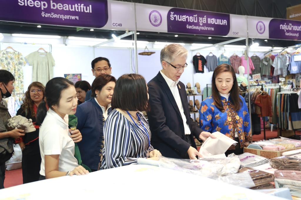 “อธิบดีณัฏฐิญา” นำ “ปลัดณัฐพล” เยี่ยมชมนิทรรศการ แสดงศักยภาพ Soft Power ของไทย ในแนวคิด “Style & Shine สวย มีสไตล์ ใส่สบาย ใส่สนุก” พร้อมอุดหนุน ผปก. ไทย ในงาน OTOP สืบสานอัตลักษณ์ไทย ก้าวไกลสู่สากล