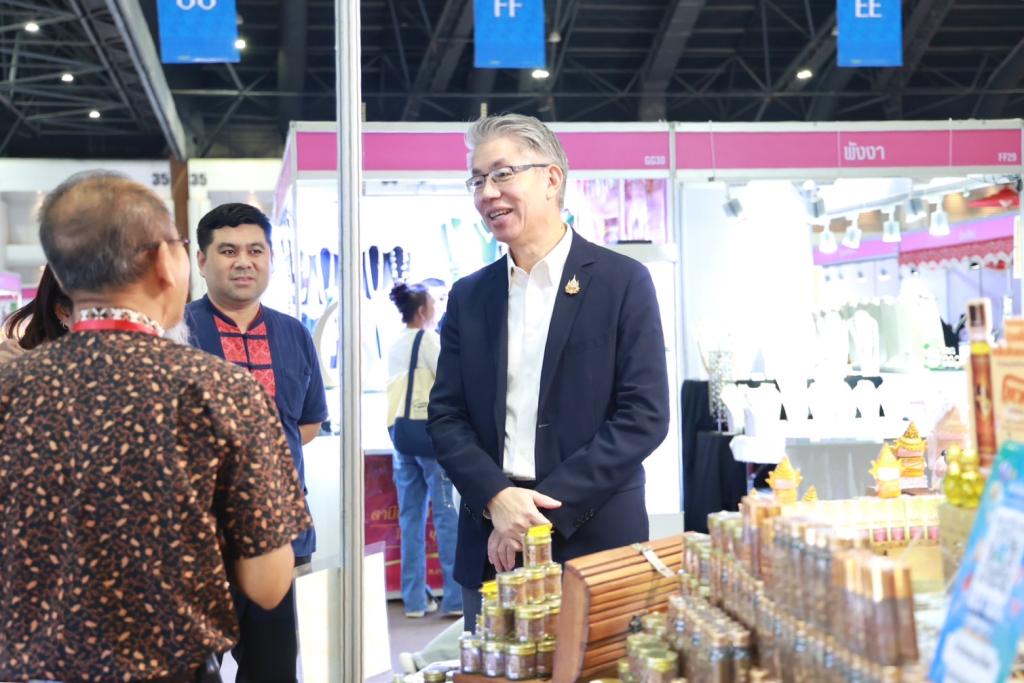 “อธิบดีณัฏฐิญา” นำ “ปลัดณัฐพล” เยี่ยมชมนิทรรศการ แสดงศักยภาพ Soft Power ของไทย ในแนวคิด “Style & Shine สวย มีสไตล์ ใส่สบาย ใส่สนุก” พร้อมอุดหนุน ผปก. ไทย ในงาน OTOP สืบสานอัตลักษณ์ไทย ก้าวไกลสู่สากล