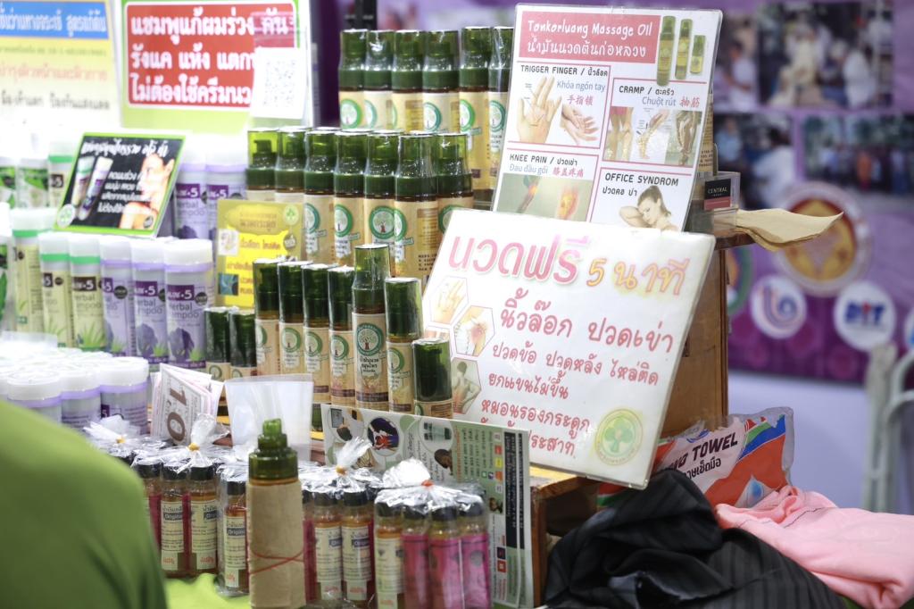 “อธิบดีณัฏฐิญา” นำ “ปลัดณัฐพล” เยี่ยมชมนิทรรศการ แสดงศักยภาพ Soft Power ของไทย ในแนวคิด “Style & Shine สวย มีสไตล์ ใส่สบาย ใส่สนุก” พร้อมอุดหนุน ผปก. ไทย ในงาน OTOP สืบสานอัตลักษณ์ไทย ก้าวไกลสู่สากล