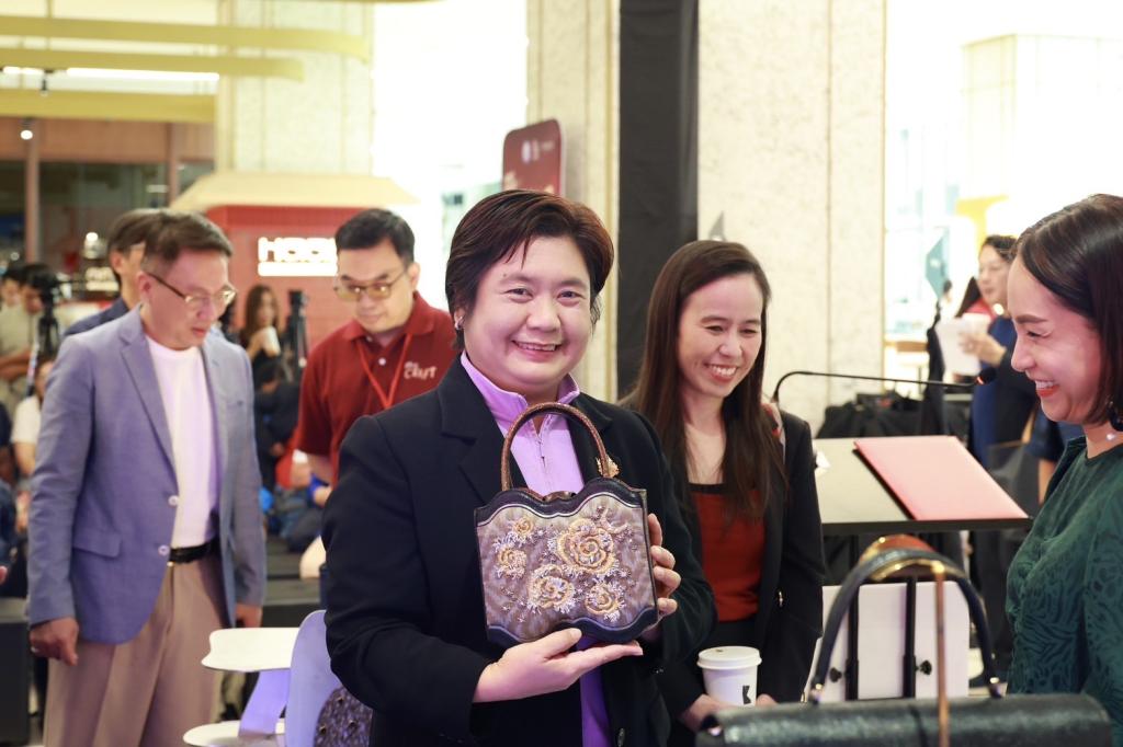 “รองอธิบดีดวงดาว” ร่วมแสดงความยินดี Fashion Hero Brand จุดประกาย Soft Power ดันคราฟต์ไทยสู่ตลาดโลก ตามนโยบาย รมว.เอกนัฏ