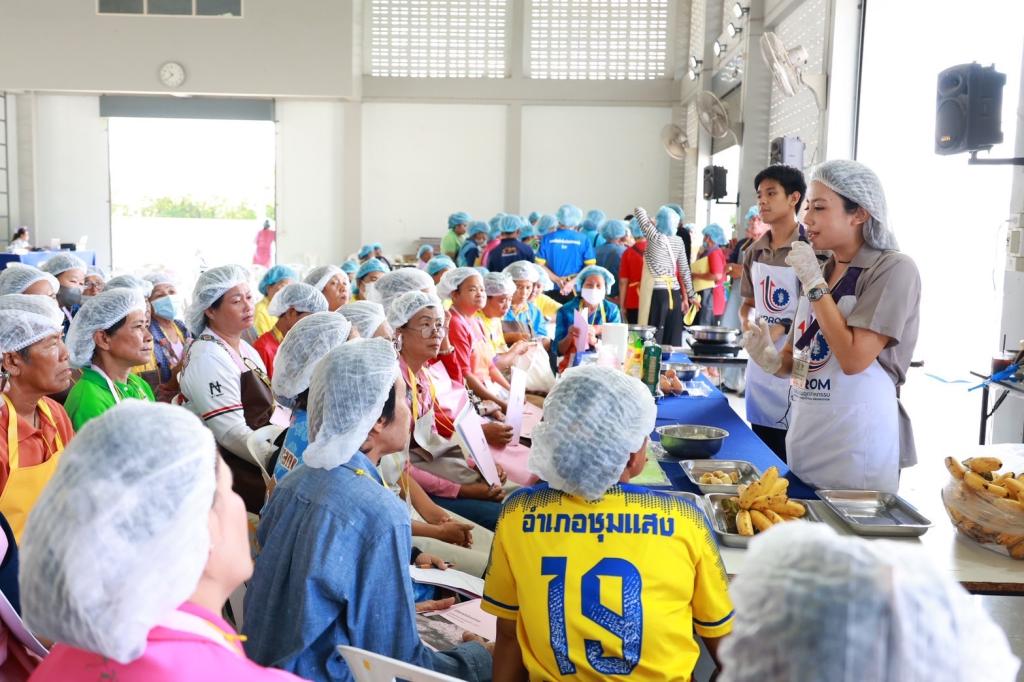 “รมว.เอกนัฏ” ลงพื้นที่ อ.ชุมแสง ยก “ดีพร้อม” เป็นกลไกขับเคลื่อน ศก. ชุมชน สร้างงาน สร้างรายได้ จากการใช้วัตถุดิบท้องถิ่น สู่เกษตรแปรรูป