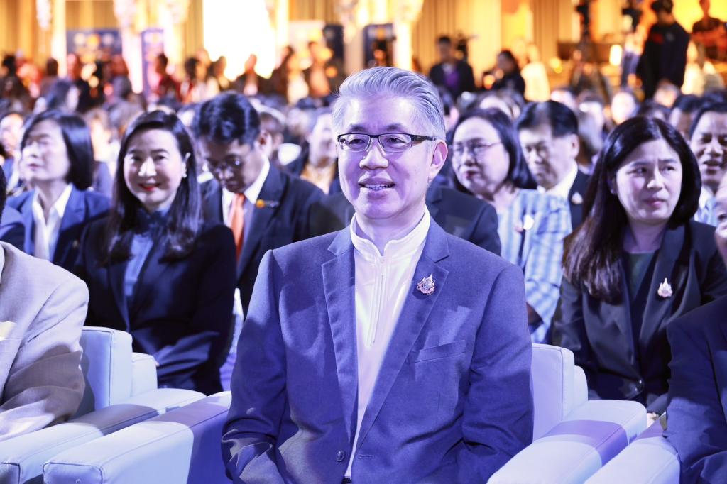 สุดยอดหน่วยงานภาครัฐ! “ดีพร้อม : ขับเคลื่อนสำเภาธุรกิจ-บนกระแสนาวาสีทอง“ ของเศรษฐกิจสังคมโลกใหม่ ด้วยเรือธงดีพร้อมที่ทันสมัย สะอาด สะดวก โปร่งใส ขจัดอุปสรรคให้อุตสาหกรรมไทย บนความภาคภูมิใจในนโยบาย รมว.เอกนัฏ ผงาดรับรางวัล ”สำเภา-นาวาทอง“ ปี 68