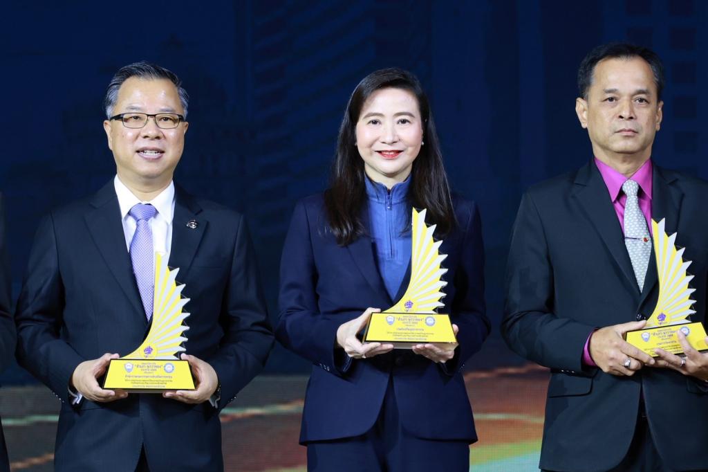 สุดยอดหน่วยงานภาครัฐ! “ดีพร้อม : ขับเคลื่อนสำเภาธุรกิจ-บนกระแสนาวาสีทอง“ ของเศรษฐกิจสังคมโลกใหม่ ด้วยเรือธงดีพร้อมที่ทันสมัย สะอาด สะดวก โปร่งใส ขจัดอุปสรรคให้อุตสาหกรรมไทย บนความภาคภูมิใจในนโยบาย รมว.เอกนัฏ ผงาดรับรางวัล ”สำเภา-นาวาทอง“ ปี 68