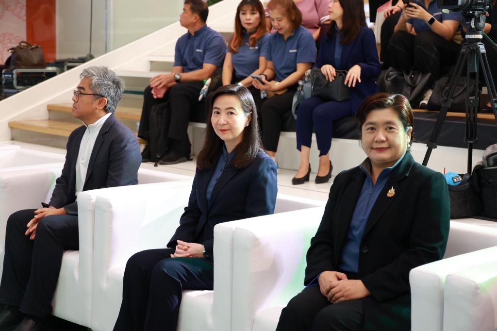 “ดีพร้อม” โชว์ความสำเร็จ 13 ต้นแบบ ขับเคลื่อนธุรกิจ SMEs สู่คาร์บอนต่ำ ด้วย BCG Model รับมาตรฐานใหม่โลก พร้อมลดก๊าซเรือนกระจกกว่า 120,000 ตันคาร์บอนไดออกไซด์เทียบเท่า (tCO2eq)