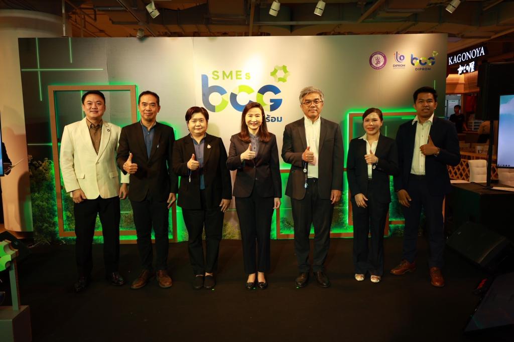 “ดีพร้อม” โชว์ความสำเร็จ 13 ต้นแบบ ขับเคลื่อนธุรกิจ SMEs สู่คาร์บอนต่ำ ด้วย BCG Model รับมาตรฐานใหม่โลก พร้อมลดก๊าซเรือนกระจกกว่า 120,000 ตันคาร์บอนไดออกไซด์เทียบเท่า (tCO2eq)