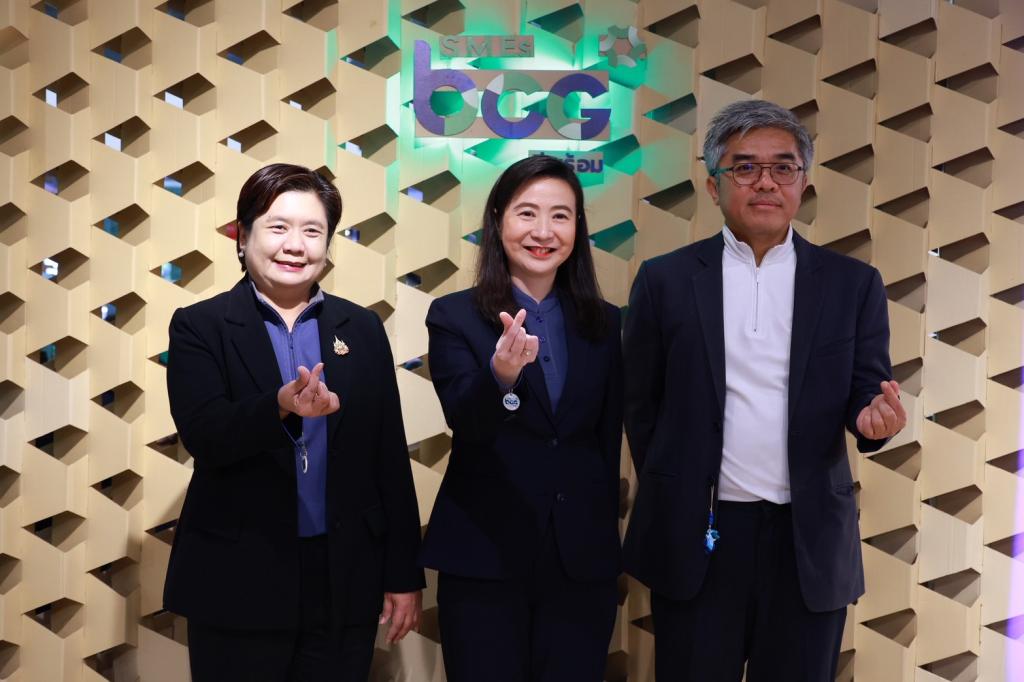 “ดีพร้อม” โชว์ความสำเร็จ 13 ต้นแบบ ขับเคลื่อนธุรกิจ SMEs สู่คาร์บอนต่ำ ด้วย BCG Model รับมาตรฐานใหม่โลก พร้อมลดก๊าซเรือนกระจกกว่า 120,000 ตันคาร์บอนไดออกไซด์เทียบเท่า (tCO2eq)