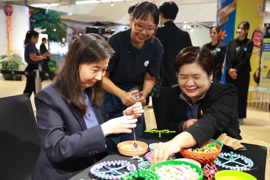 “ดีพร้อม” โชว์ความสำเร็จ 13 ต้นแบบ ขับเคลื่อนธุรกิจ SMEs สู่คาร์บอนต่ำ ด้วย BCG Model รับมาตรฐานใหม่โลก พร้อมลดก๊าซเรือนกระจกกว่า 120,000 ตันคาร์บอนไดออกไซด์เทียบเท่า (tCO2eq)