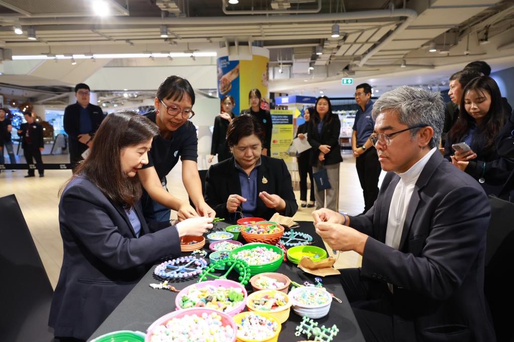 “ดีพร้อม” โชว์ความสำเร็จ 13 ต้นแบบ ขับเคลื่อนธุรกิจ SMEs สู่คาร์บอนต่ำ ด้วย BCG Model รับมาตรฐานใหม่โลก พร้อมลดก๊าซเรือนกระจกกว่า 120,000 ตันคาร์บอนไดออกไซด์เทียบเท่า (tCO2eq)