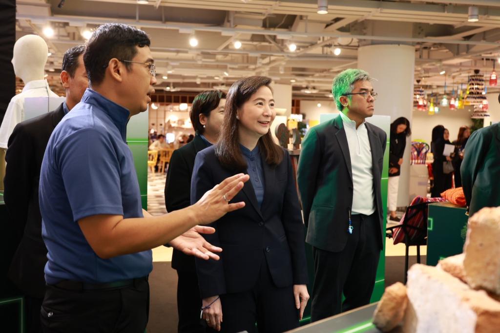 “ดีพร้อม” โชว์ความสำเร็จ 13 ต้นแบบ ขับเคลื่อนธุรกิจ SMEs สู่คาร์บอนต่ำ ด้วย BCG Model รับมาตรฐานใหม่โลก พร้อมลดก๊าซเรือนกระจกกว่า 120,000 ตันคาร์บอนไดออกไซด์เทียบเท่า (tCO2eq)