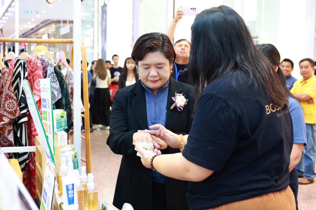 “ดีพร้อม” เปิดพื้นที่ “Community Fair 2025” เชื่อมตลาด ผปก. ชุมชนภาคเหนือล่างและกลางบน ให้โอกาสโตไกล สร้างรายได้ กระตุ้น ศก. ในพื้นที่ให้ยั่งยืน ตามนโยบาย “อธิบดีณัฏฐิญา”