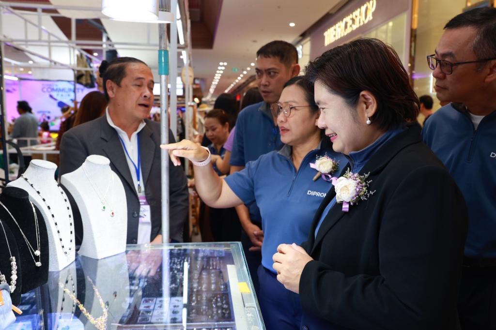 “ดีพร้อม” เปิดพื้นที่ “Community Fair 2025” เชื่อมตลาด ผปก. ชุมชนภาคเหนือล่างและกลางบน ให้โอกาสโตไกล สร้างรายได้ กระตุ้น ศก. ในพื้นที่ให้ยั่งยืน ตามนโยบาย “อธิบดีณัฏฐิญา”