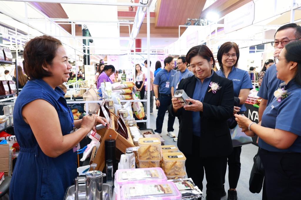 “ดีพร้อม” เปิดพื้นที่ “Community Fair 2025” เชื่อมตลาด ผปก. ชุมชนภาคเหนือล่างและกลางบน ให้โอกาสโตไกล สร้างรายได้ กระตุ้น ศก. ในพื้นที่ให้ยั่งยืน ตามนโยบาย “อธิบดีณัฏฐิญา”