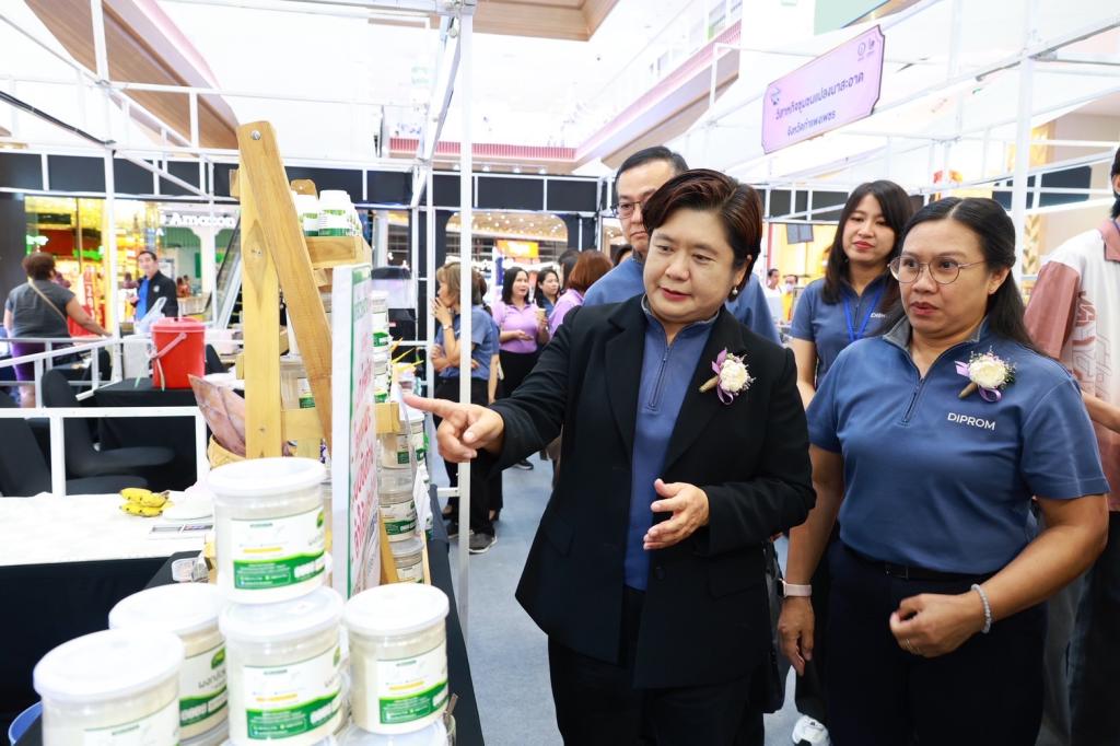 “ดีพร้อม” เปิดพื้นที่ “Community Fair 2025” เชื่อมตลาด ผปก. ชุมชนภาคเหนือล่างและกลางบน ให้โอกาสโตไกล สร้างรายได้ กระตุ้น ศก. ในพื้นที่ให้ยั่งยืน ตามนโยบาย “อธิบดีณัฏฐิญา”