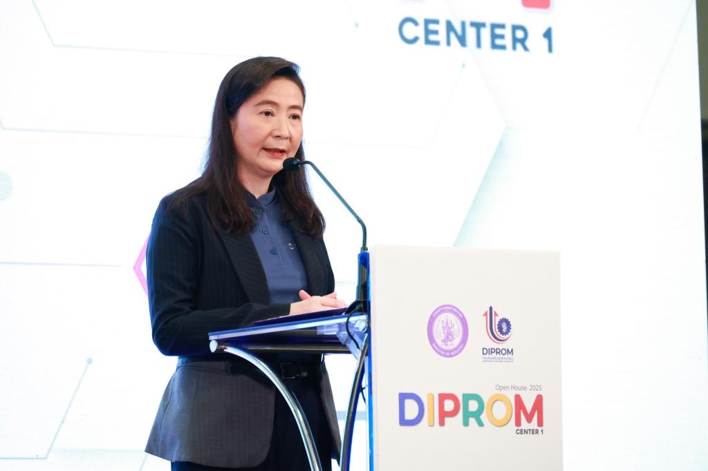“ปลัดณัฐพล” แอ่วเหนือ ชื่นชม “อธิบดีณัฏฐิญา” เปิดบ้าน “ดีพร้อม” โชว์ศักยภาพ “DIPROM Center 1 Open House 2025” ยกระดับผู้ประกอบการพื้นที่ภาคเหนือตอนบน ใช้กลไก 4 ให้ สร้างมูลค่าเศรษฐกิจพื้นที่กว่า 700 ล้านบาท