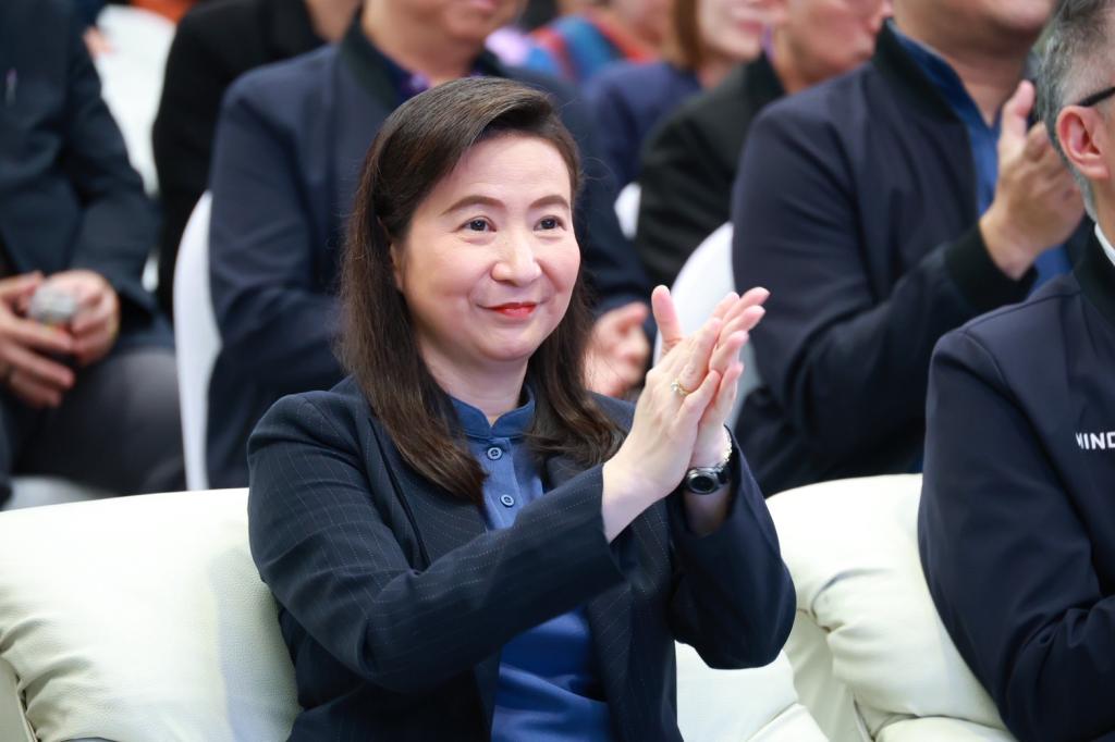 “ปลัดณัฐพล” แอ่วเหนือ ชื่นชม “อธิบดีณัฏฐิญา” เปิดบ้าน “ดีพร้อม” โชว์ศักยภาพ “DIPROM Center 1 Open House 2025” ยกระดับผู้ประกอบการพื้นที่ภาคเหนือตอนบน ใช้กลไก 4 ให้ สร้างมูลค่าเศรษฐกิจพื้นที่กว่า 700 ล้านบาท