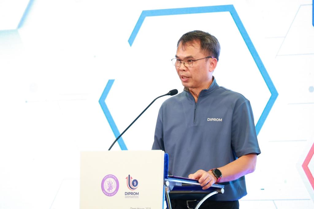 “ปลัดณัฐพล” แอ่วเหนือ ชื่นชม “อธิบดีณัฏฐิญา” เปิดบ้าน “ดีพร้อม” โชว์ศักยภาพ “DIPROM Center 1 Open House 2025” ยกระดับผู้ประกอบการพื้นที่ภาคเหนือตอนบน ใช้กลไก 4 ให้ สร้างมูลค่าเศรษฐกิจพื้นที่กว่า 700 ล้านบาท