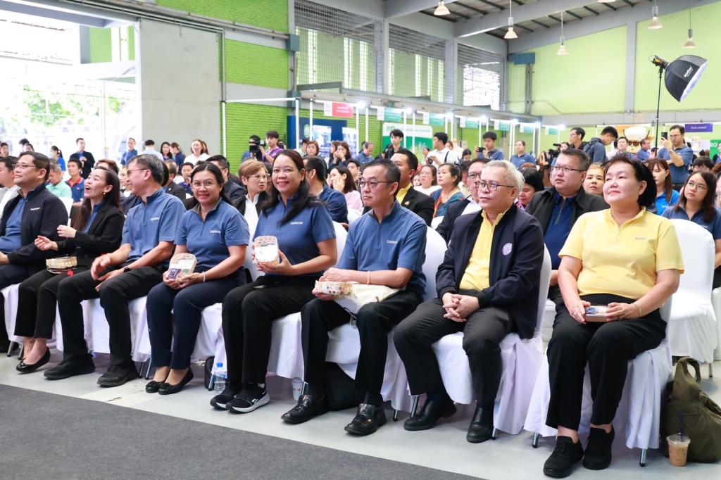 “ปลัดณัฐพล” แอ่วเหนือ ชื่นชม “อธิบดีณัฏฐิญา” เปิดบ้าน “ดีพร้อม” โชว์ศักยภาพ “DIPROM Center 1 Open House 2025” ยกระดับผู้ประกอบการพื้นที่ภาคเหนือตอนบน ใช้กลไก 4 ให้ สร้างมูลค่าเศรษฐกิจพื้นที่กว่า 700 ล้านบาท