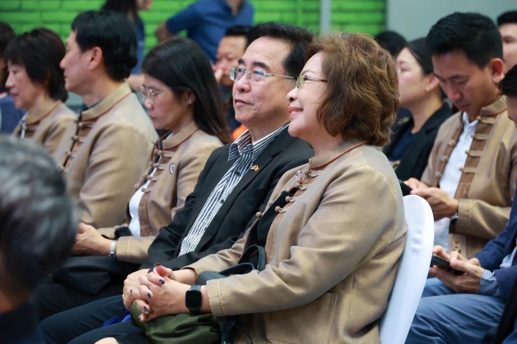 “ปลัดณัฐพล” แอ่วเหนือ ชื่นชม “อธิบดีณัฏฐิญา” เปิดบ้าน “ดีพร้อม” โชว์ศักยภาพ “DIPROM Center 1 Open House 2025” ยกระดับผู้ประกอบการพื้นที่ภาคเหนือตอนบน ใช้กลไก 4 ให้ สร้างมูลค่าเศรษฐกิจพื้นที่กว่า 700 ล้านบาท