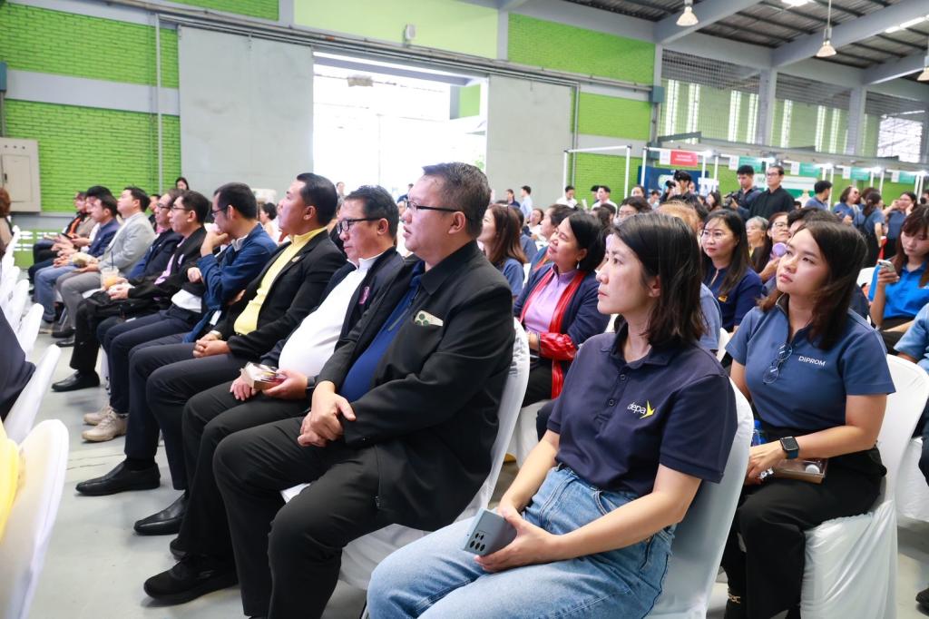 “ปลัดณัฐพล” แอ่วเหนือ ชื่นชม “อธิบดีณัฏฐิญา” เปิดบ้าน “ดีพร้อม” โชว์ศักยภาพ “DIPROM Center 1 Open House 2025” ยกระดับผู้ประกอบการพื้นที่ภาคเหนือตอนบน ใช้กลไก 4 ให้ สร้างมูลค่าเศรษฐกิจพื้นที่กว่า 700 ล้านบาท