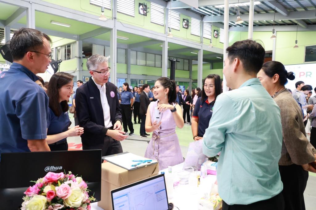“ปลัดณัฐพล” แอ่วเหนือ ชื่นชม “อธิบดีณัฏฐิญา” เปิดบ้าน “ดีพร้อม” โชว์ศักยภาพ “DIPROM Center 1 Open House 2025” ยกระดับผู้ประกอบการพื้นที่ภาคเหนือตอนบน ใช้กลไก 4 ให้ สร้างมูลค่าเศรษฐกิจพื้นที่กว่า 700 ล้านบาท