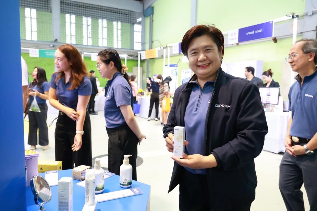 “ปลัดณัฐพล” แอ่วเหนือ ชื่นชม “อธิบดีณัฏฐิญา” เปิดบ้าน “ดีพร้อม” โชว์ศักยภาพ “DIPROM Center 1 Open House 2025” ยกระดับผู้ประกอบการพื้นที่ภาคเหนือตอนบน ใช้กลไก 4 ให้ สร้างมูลค่าเศรษฐกิจพื้นที่กว่า 700 ล้านบาท