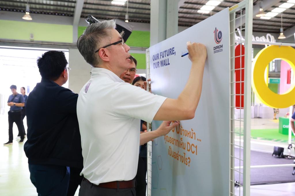 “ปลัดณัฐพล” แอ่วเหนือ ชื่นชม “อธิบดีณัฏฐิญา” เปิดบ้าน “ดีพร้อม” โชว์ศักยภาพ “DIPROM Center 1 Open House 2025” ยกระดับผู้ประกอบการพื้นที่ภาคเหนือตอนบน ใช้กลไก 4 ให้ สร้างมูลค่าเศรษฐกิจพื้นที่กว่า 700 ล้านบาท